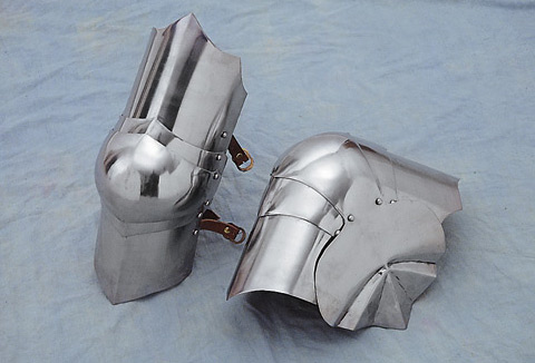 Kniebuckel (Paar), 15. Jh., Stahl