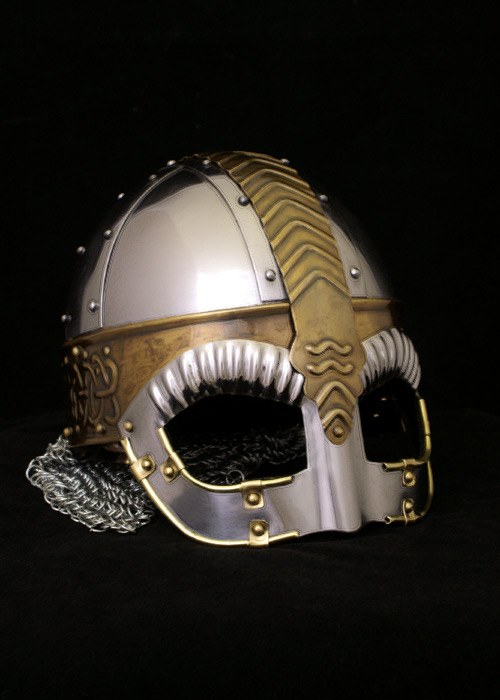 Brillenhelm Beowulf mit Wangenklappen und Kettenbrünne